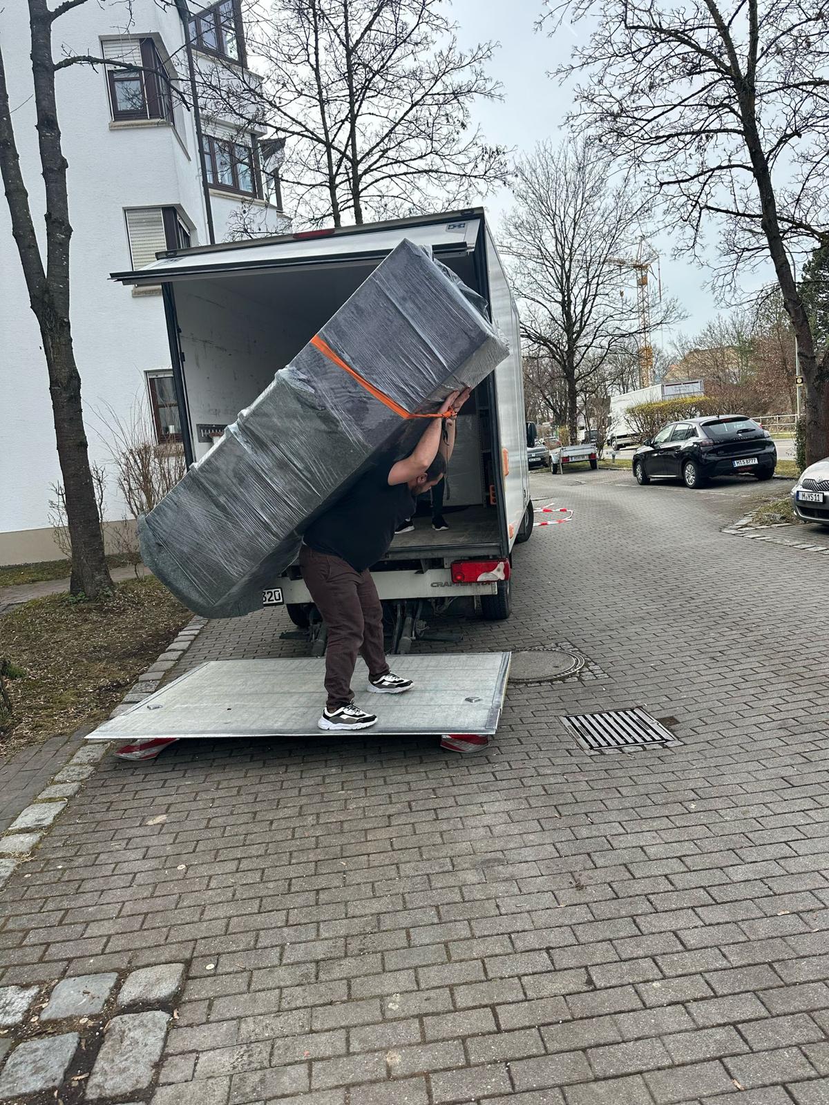 Sofa-Transport mit Hebebühne